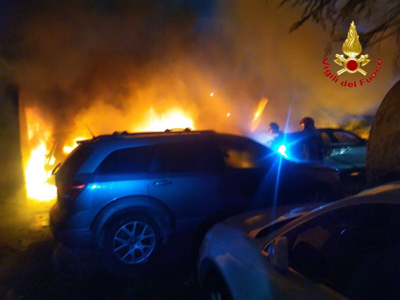 Dieci auto in fiamme in un parking di Malpensa FOTO