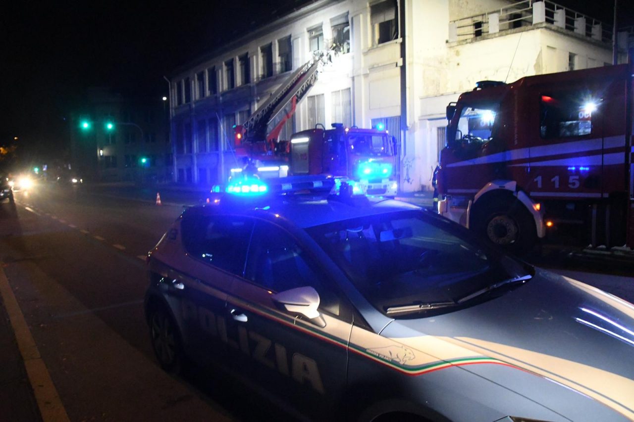 Incendio nella sede dei sindacati: a fuoco archivio della Uil FOTO