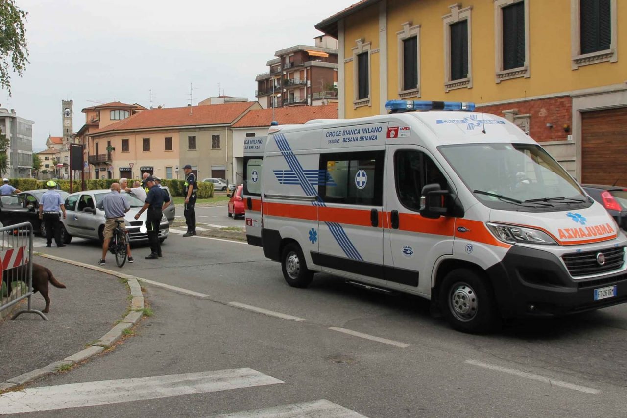 Si ferma per far passare una donna con il passeggino sulle strisce e viene tamponato