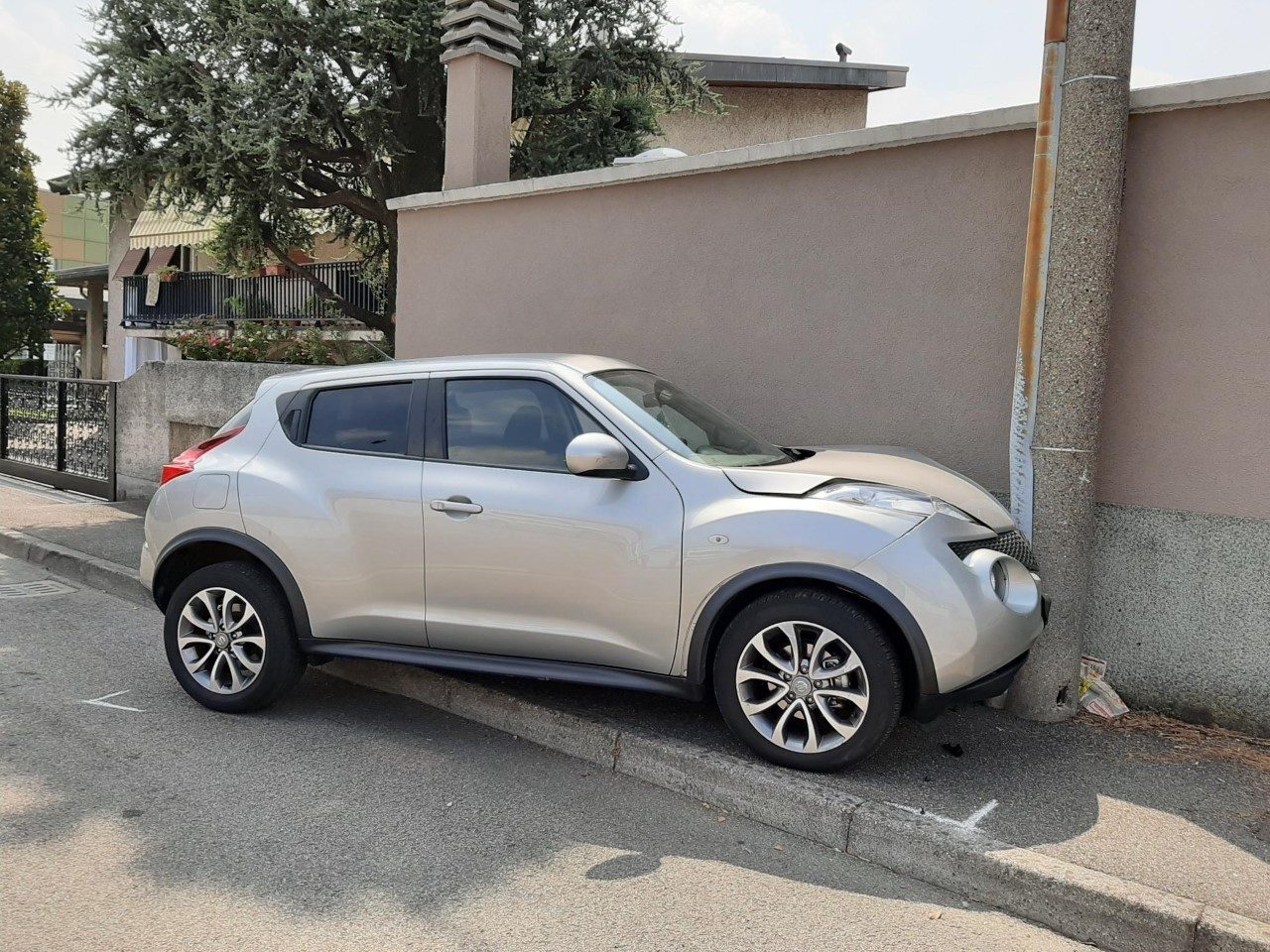 Malore mentre è al volante: 64enne si schianta contro un palo