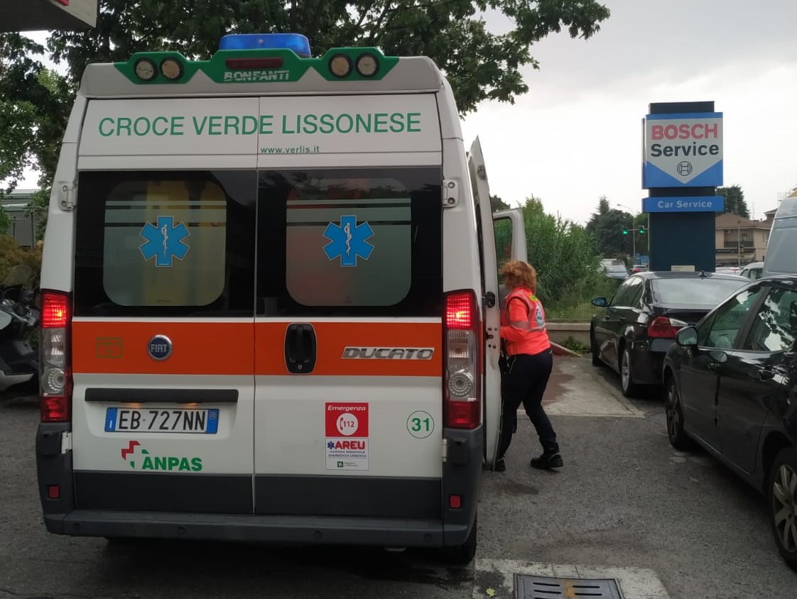 Cerca di recuperare degli effetti personali, scivola e cade in acqua: paura per un 81enne