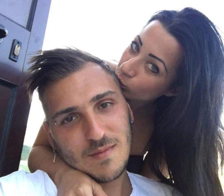La proposta di matrimonio sul bavaglino della figlia