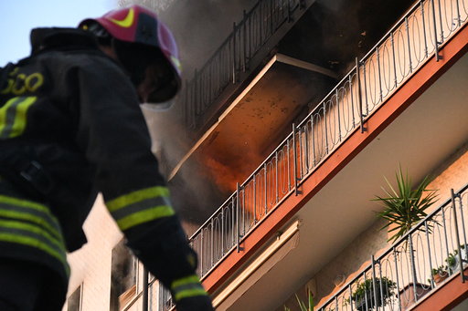 Fiamme in un appartamento al quinto piano, donna salvata dal vicino eroe FOTO