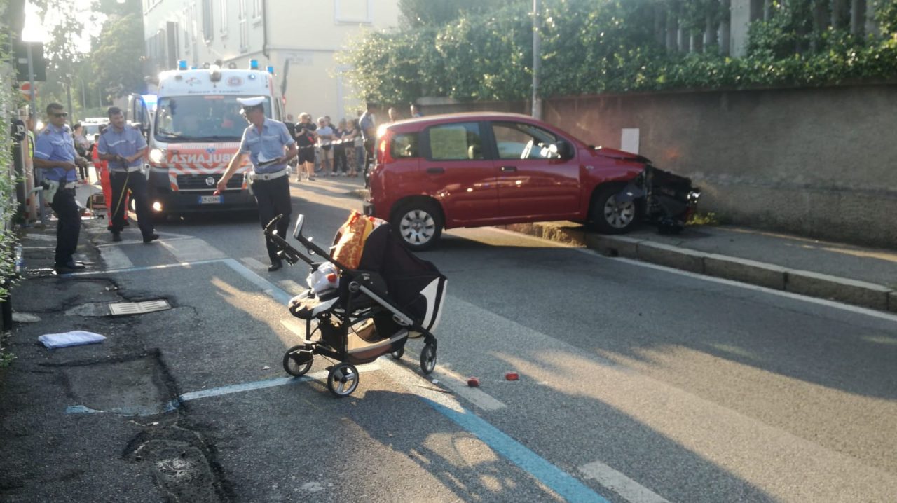 Investimento in via Carlini, paura per un bambino nel passeggino FOTO