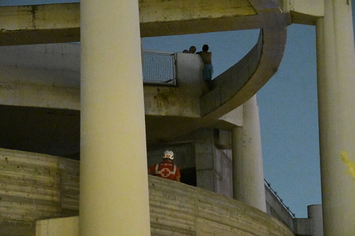 Pompiere prende per mano aspirante suicida e lo salva FOTO