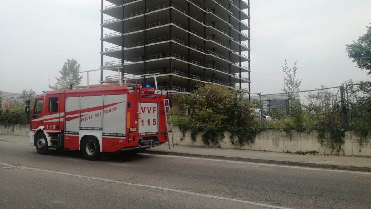 Trentenne precipita dalla torre incompiuta, mobilitazione a Desio