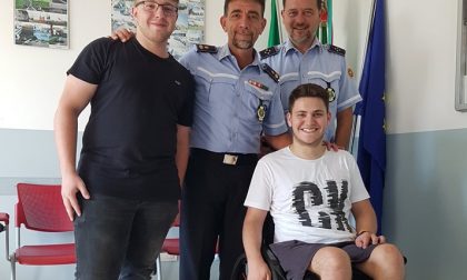 Il sorriso di Matteo ha illuminato la sede della Polizia Locale Brianza Est