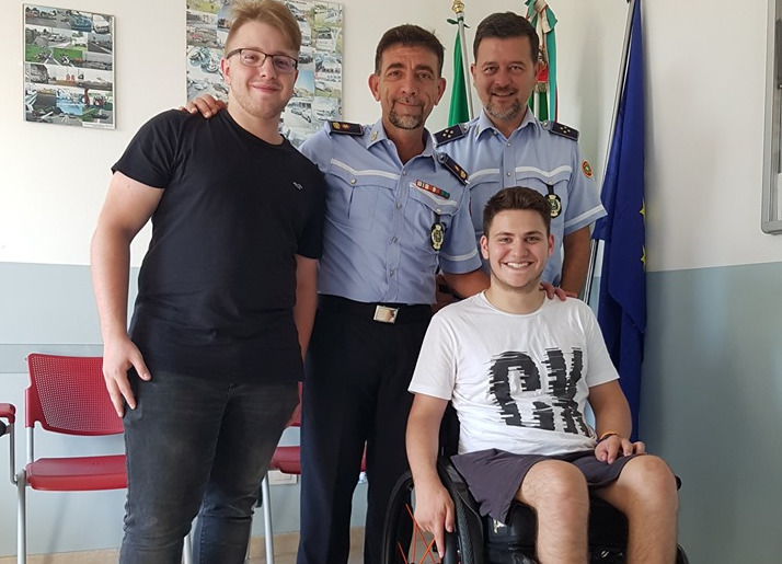 Il sorriso di Matteo ha illuminato la sede della Polizia Locale Brianza Est