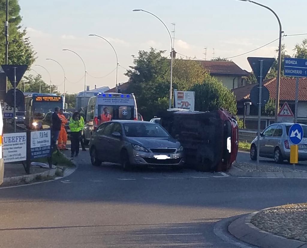 Ribaltamento a Sovico: soccorsi anche dei bambini