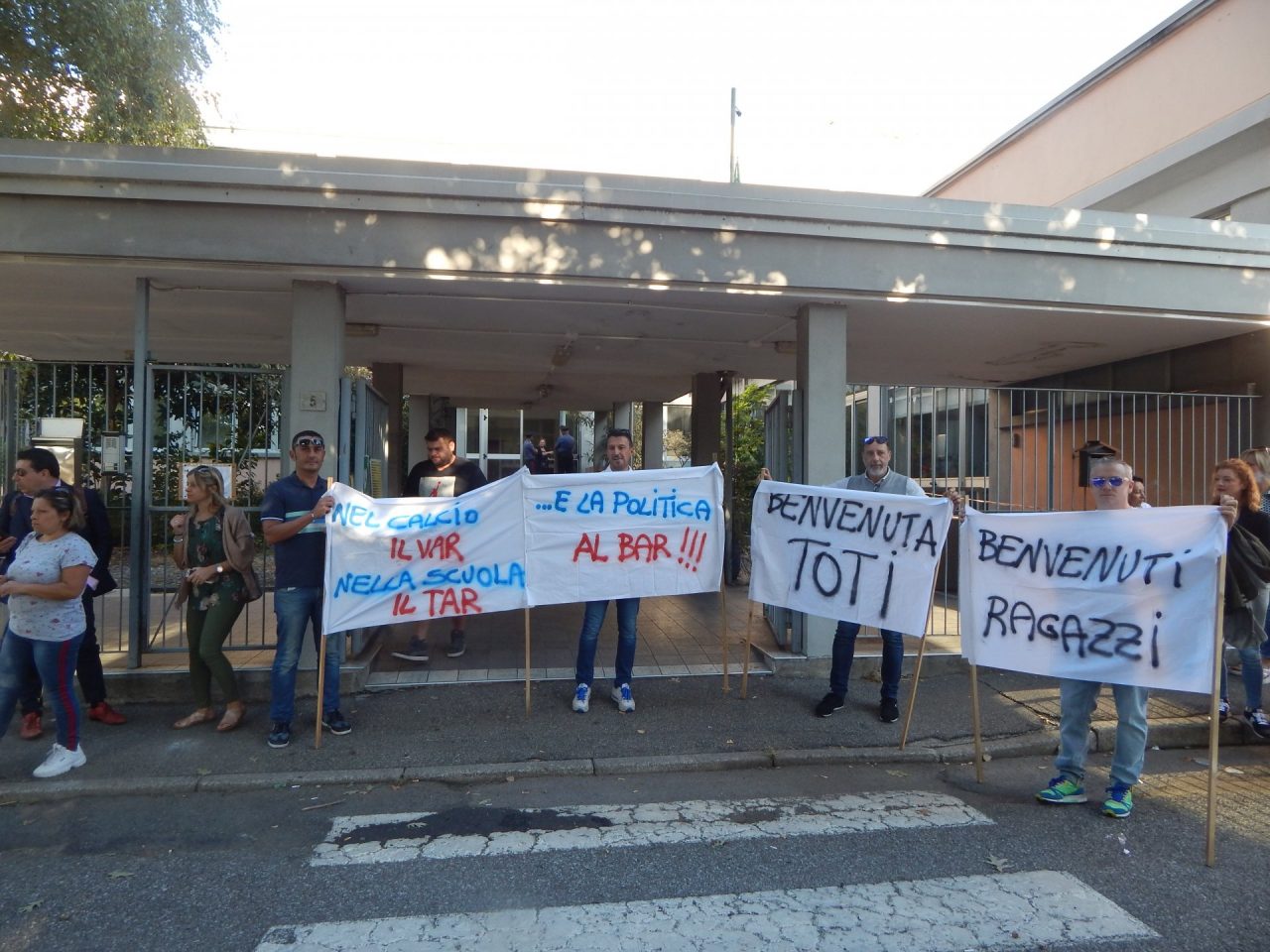 Seveso, scuola Toti: genitori con gli striscioni nel primo giorno alla Da Vinci