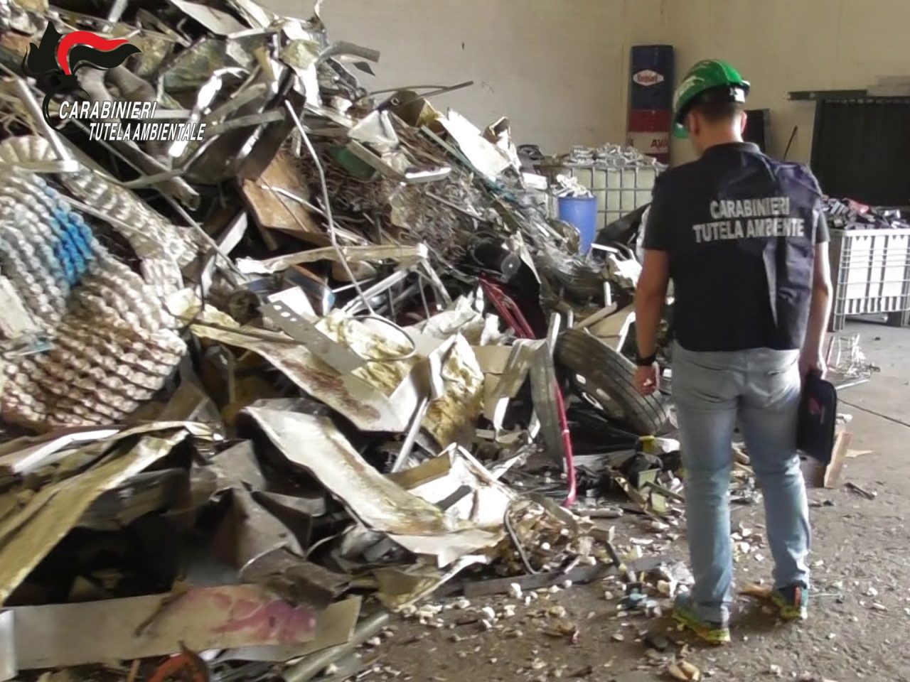 Stoccaggio abusivo di rifiuti speciali: sequestrato un capannone a Lissone FOTO