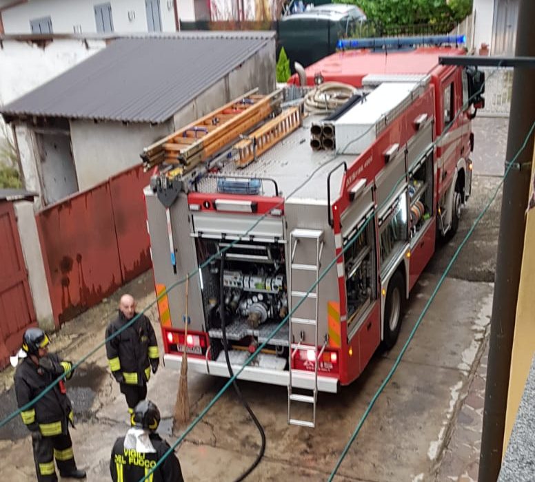 Incendio a Mezzago, anziana chiama i soccorsi