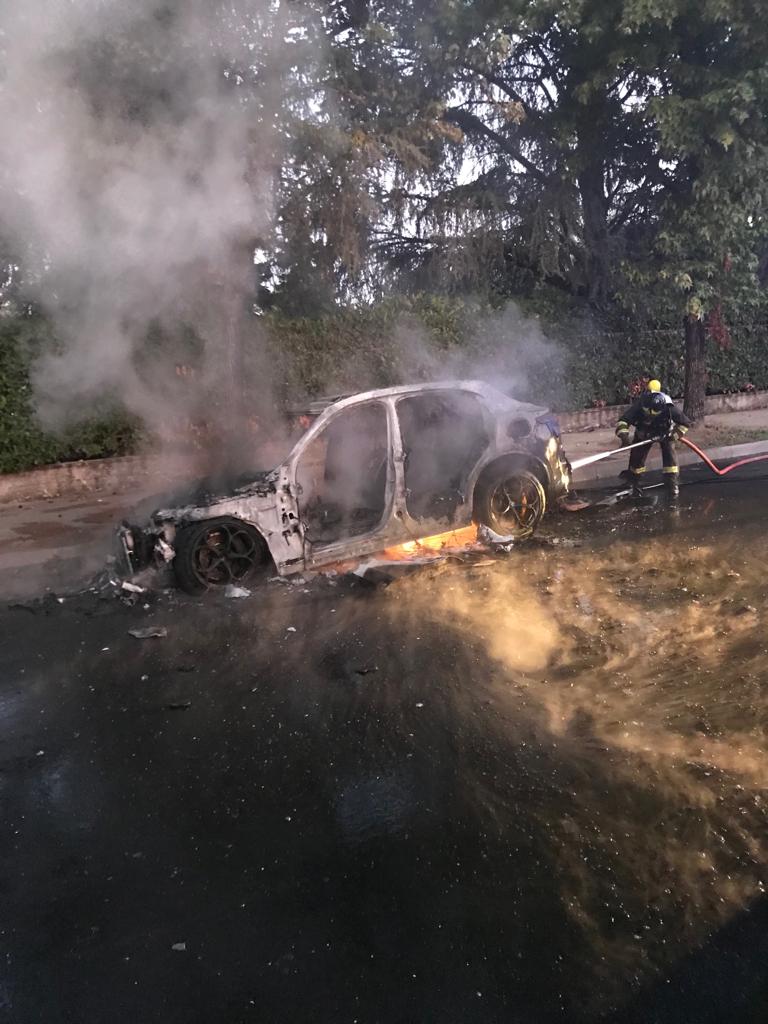 Concorezzo Auto in fiamme in via Lazzaretto