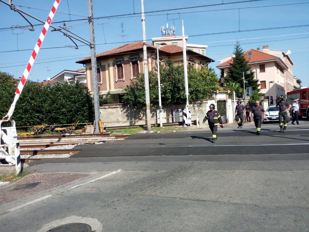 Sbarra si appoggia ai cavi dell’alta tensione disagi ai treni