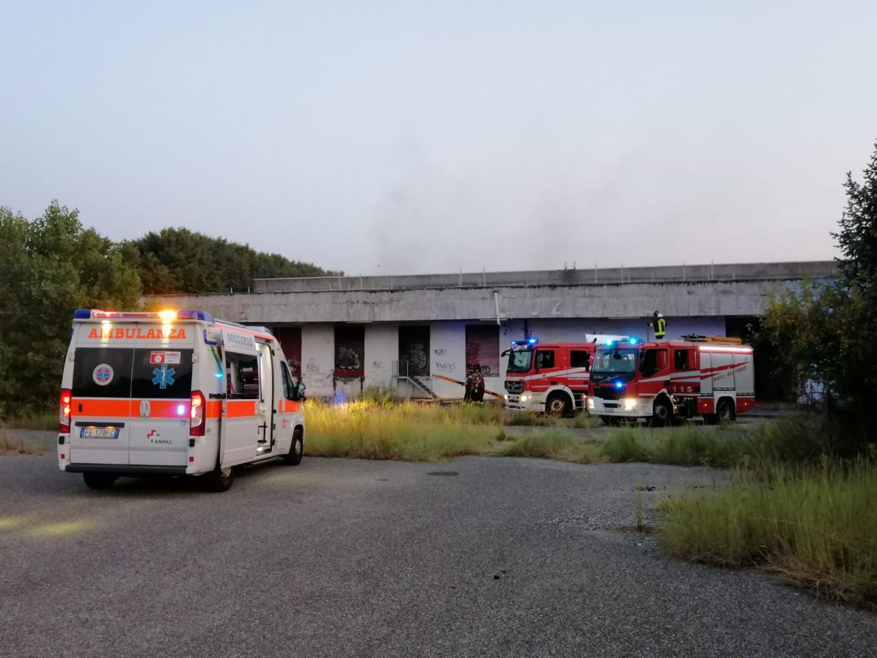 Bellusco, fiamme nell’ex calzificio Bloch