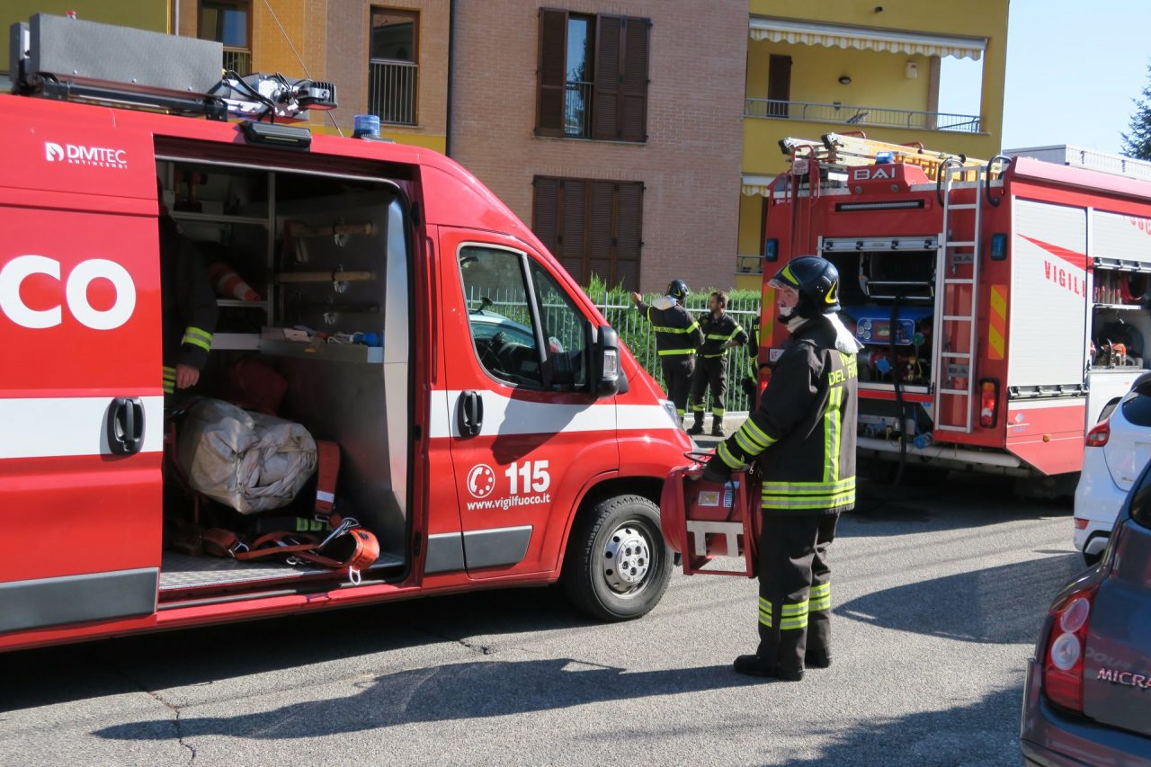 Paura a Carate per un incendio nelle cantine LE FOTO