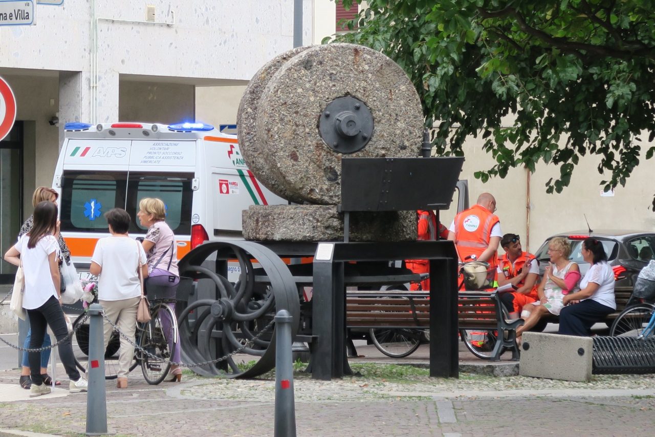 Malore e caduta, due persone soccorse nella stessa via