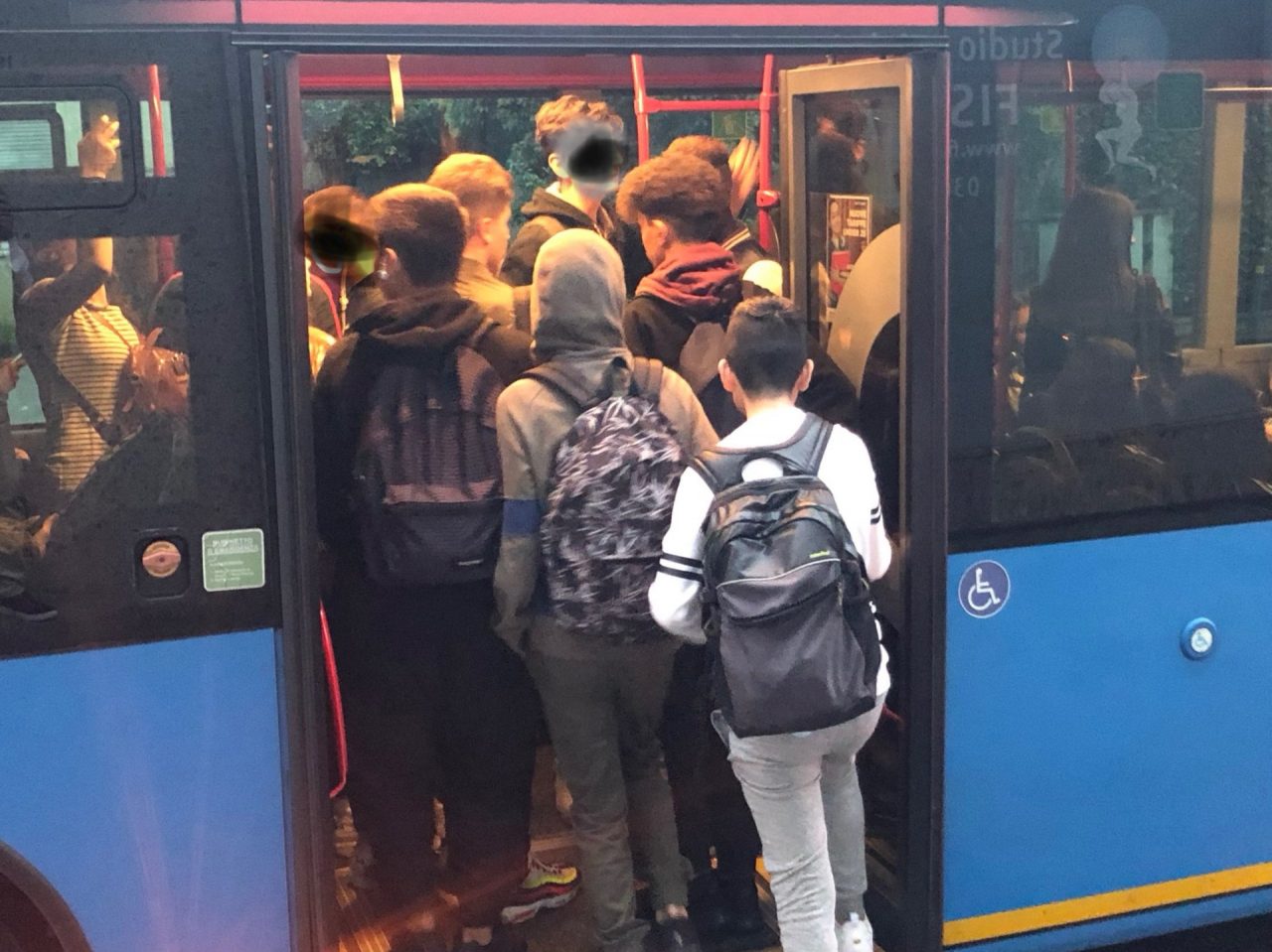 Verano,  studenti come sardine sui bus