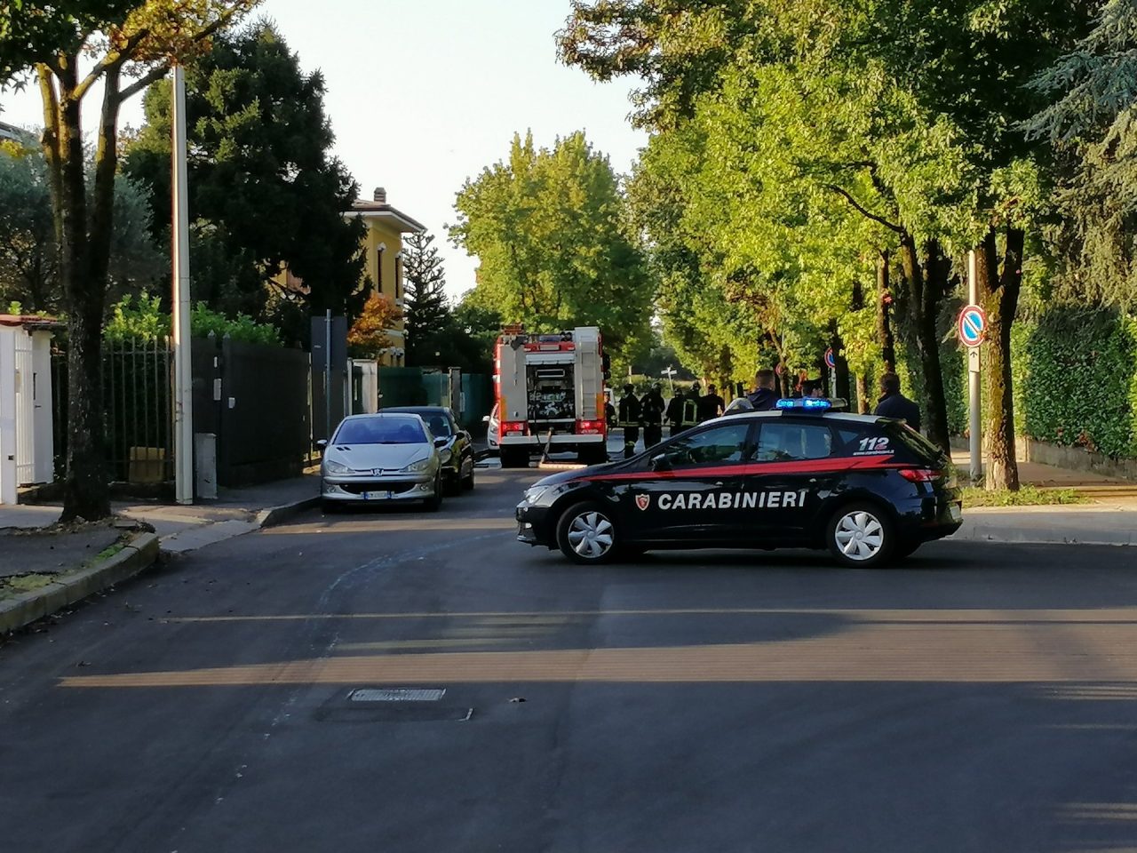 Auto in fiamme in via Lazzaretto, intervengono i Vigili del fuoco VIDEO