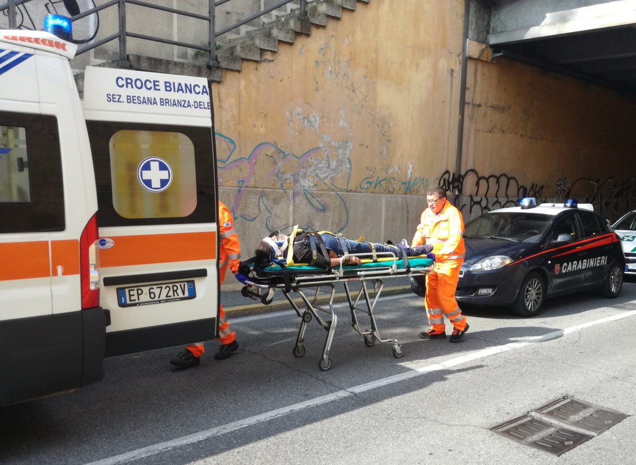 Rapinata della borsetta mentre è in bicicletta FOTO