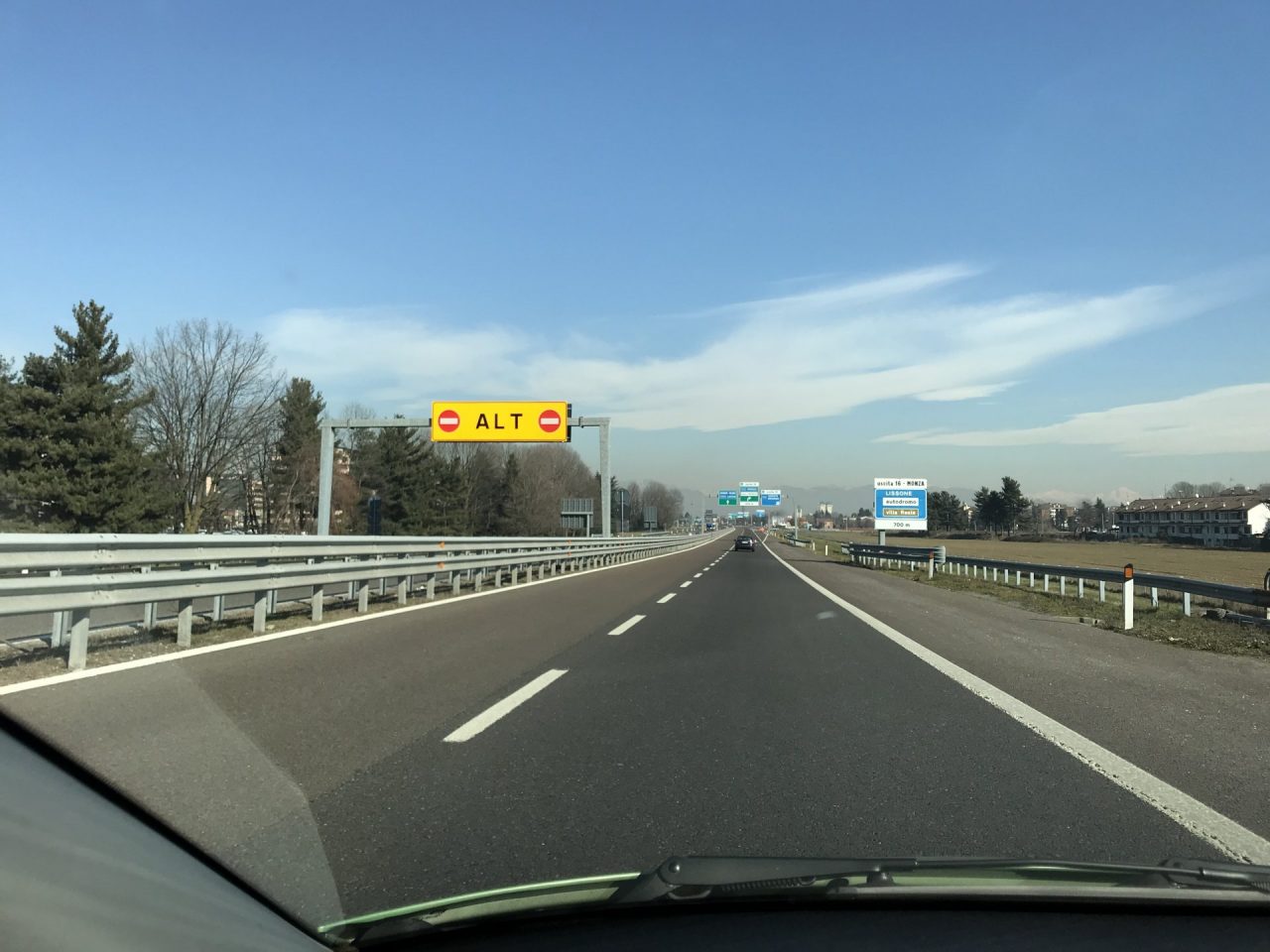 Auto contromano in Tangenziale Est, incidente sfiorato