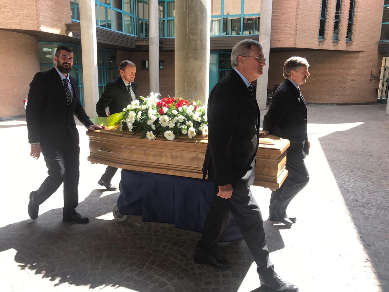 Agrate ha salutato Ionio Salerno intonando “Bella ciao” FOTO VIDEO