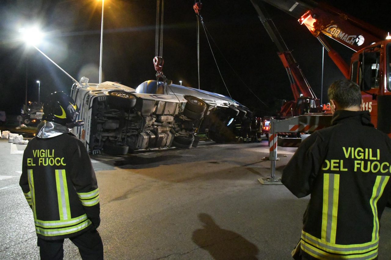 Rimossa alle prime luci dell’alba la cisterna ribaltata in viale delle Industrie FOTO VIDEO