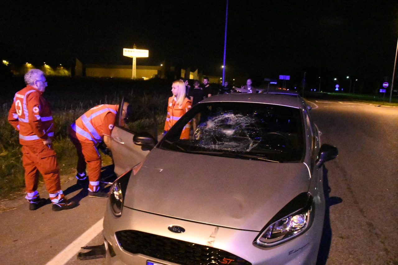 Travolto in bici poco dopo mezzanotte: 23enne in ospedale FOTO