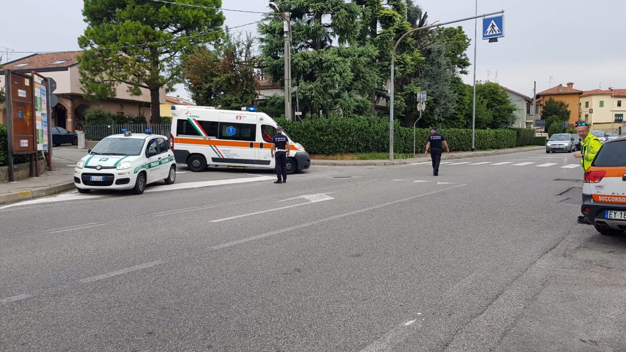 Si accascia a terra mentre taglia la siepe: gravissimo un anziano FOTO VIDEO