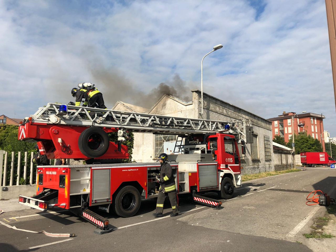 Incendio in un capannone dismesso: in corso verifiche per l’amianto FOTO VIDEO