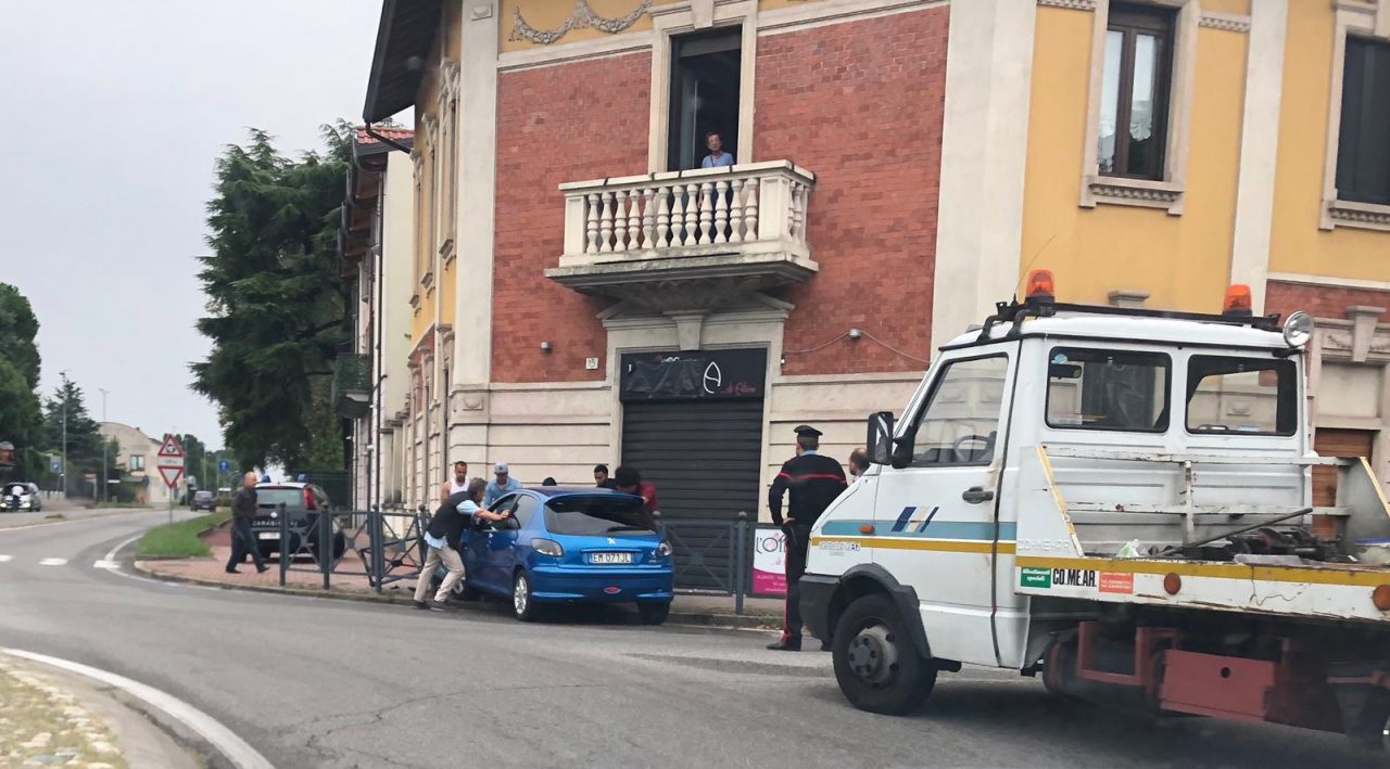 Auto finisce contro le transenne, quattro persone coinvolte