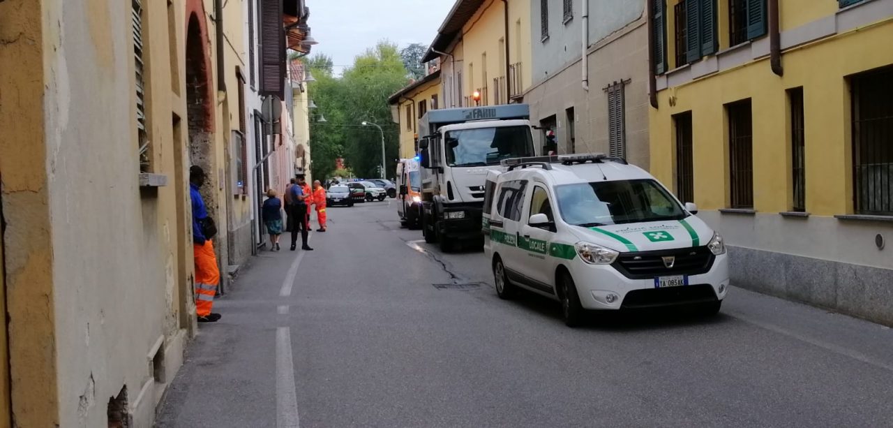 Donna di 61 anni investita dal camion della spazzatura e morta sul colpo VIDEO