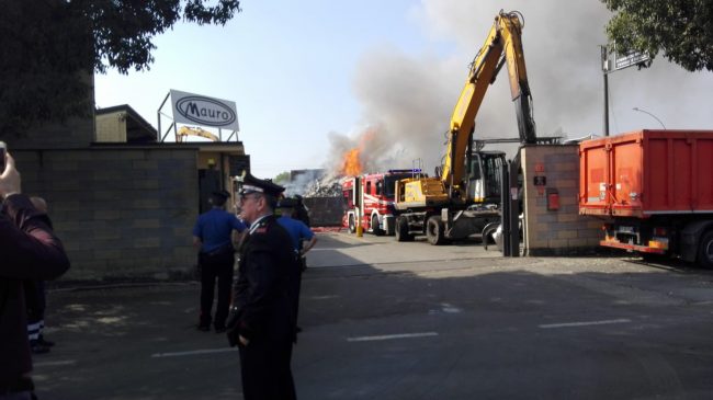 Incendio in un deposito a Cologno Monzese