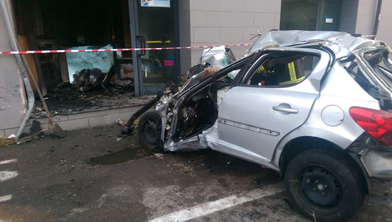 Finisce nel fossato e poi contro il negozio, muore 26enne FOTO