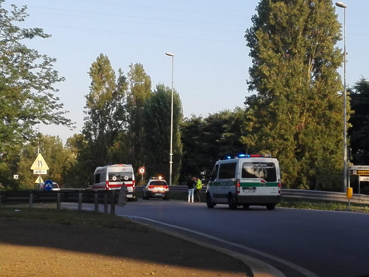 Litiga con il fidanzato e si lancia dall’auto in corsa