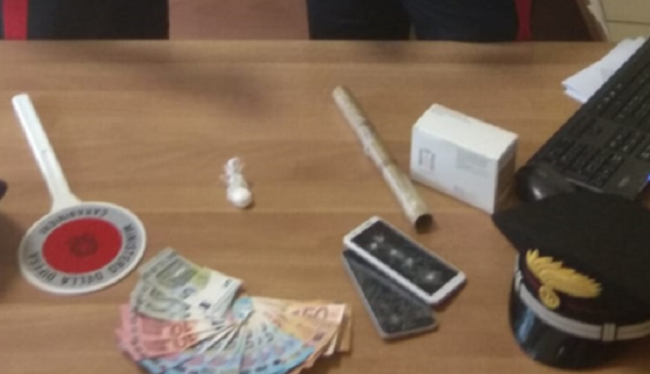 Era in comunità ma spacciava: finisce in carcere con i complici