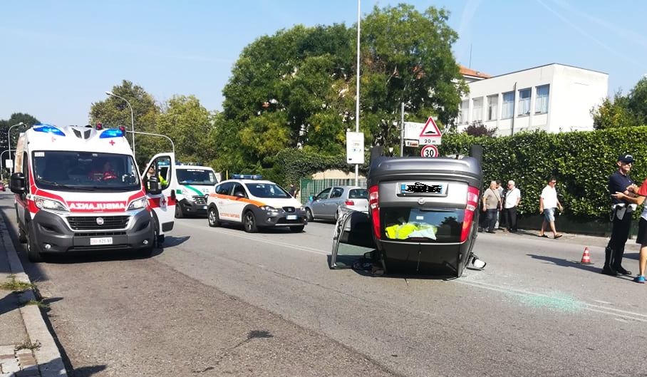 Auto ribaltata, scontro shock, paura per 78enne
