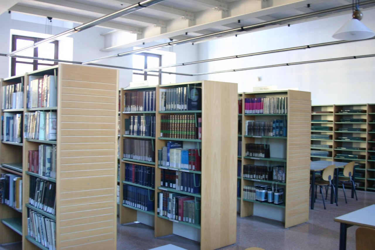 Seveso, in biblioteca lo “Scaffale del ricordo”