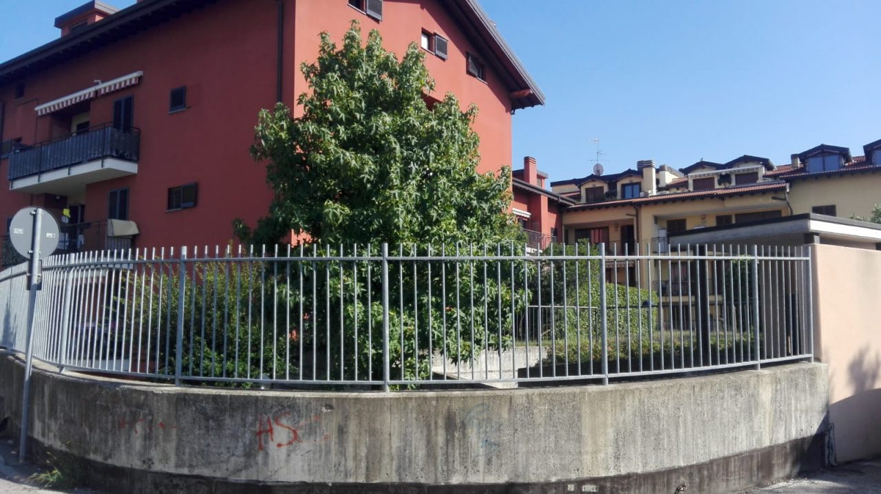 Discarica interrata fa sprofondare la strada e il muretto del palazzo