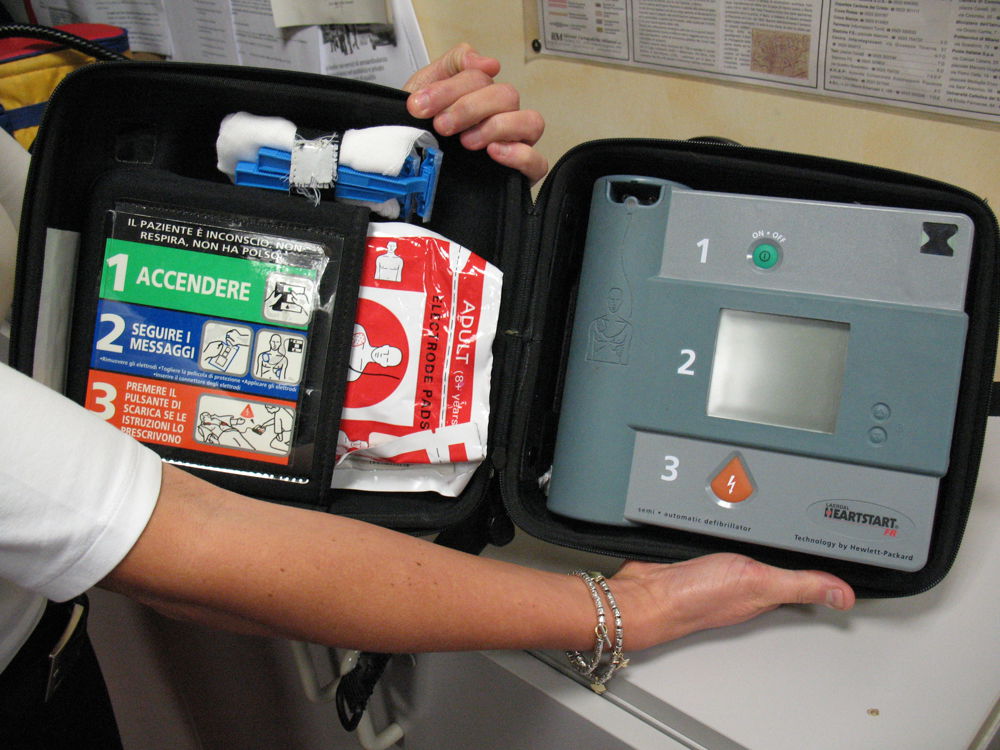 Defibrillatori in tutte le scuole, già operativa la disposizione del Ministero. Salvagente “Notizia storica”