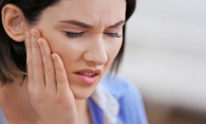 Gengive che sanguinano e fanno male: cosa fare se fosse parodontite?