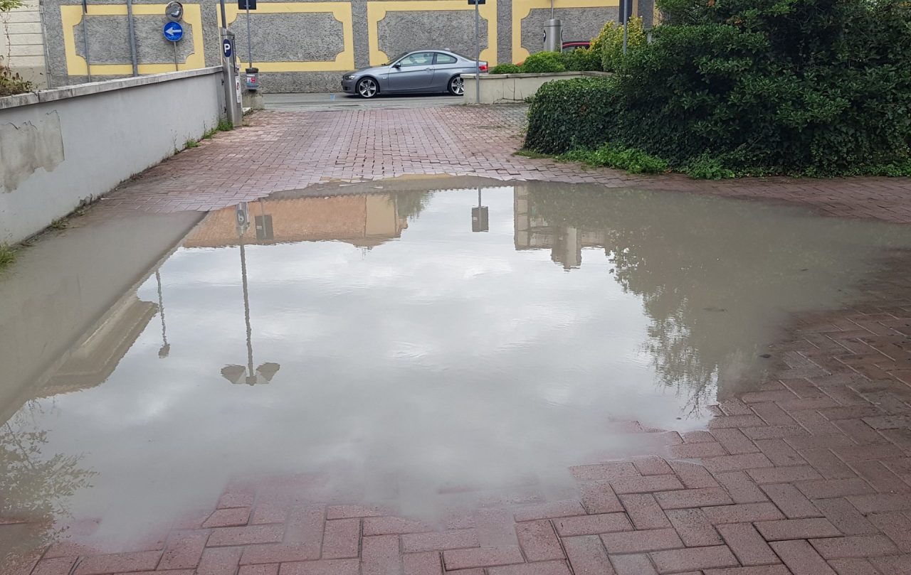Quando piove il parcheggio diventa un lago FOTO