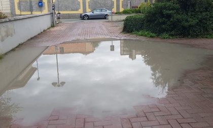 Quando piove il parcheggio diventa un lago FOTO