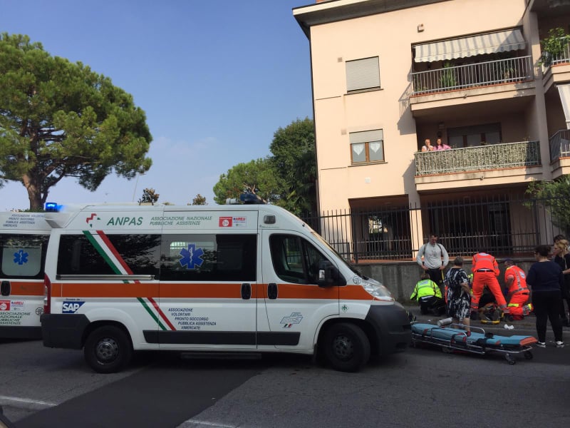 Paura per un ragazzino falciato da auto