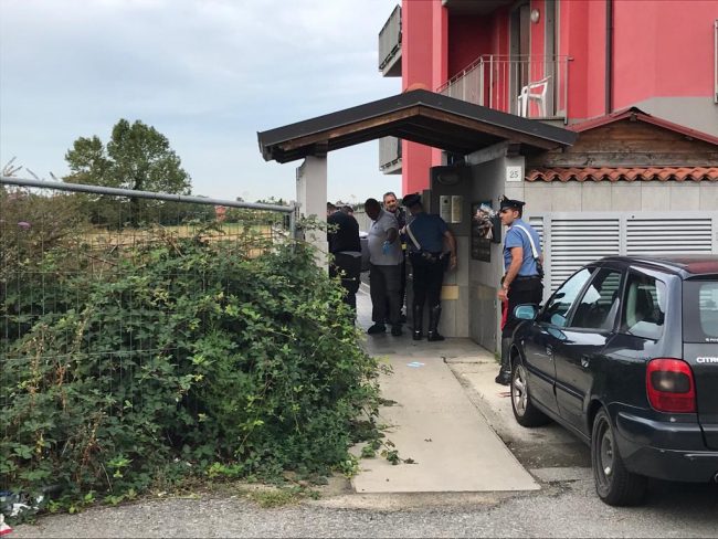 Tragedia a Pozzo d’Adda, ragazza trovata morta in casa, s’indaga per femminicidio
