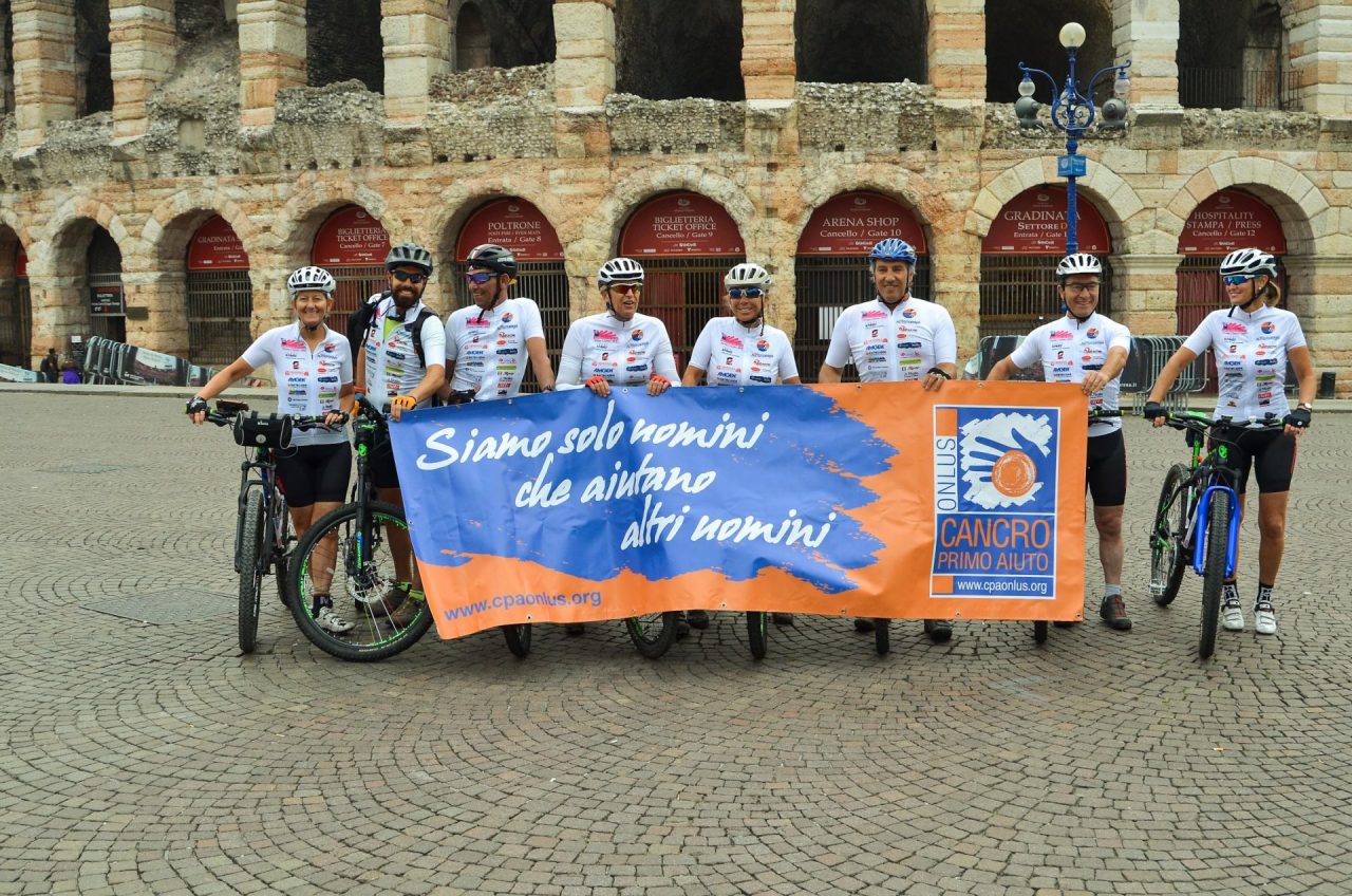 In bici per sostenere Cancro Primo Aiuto