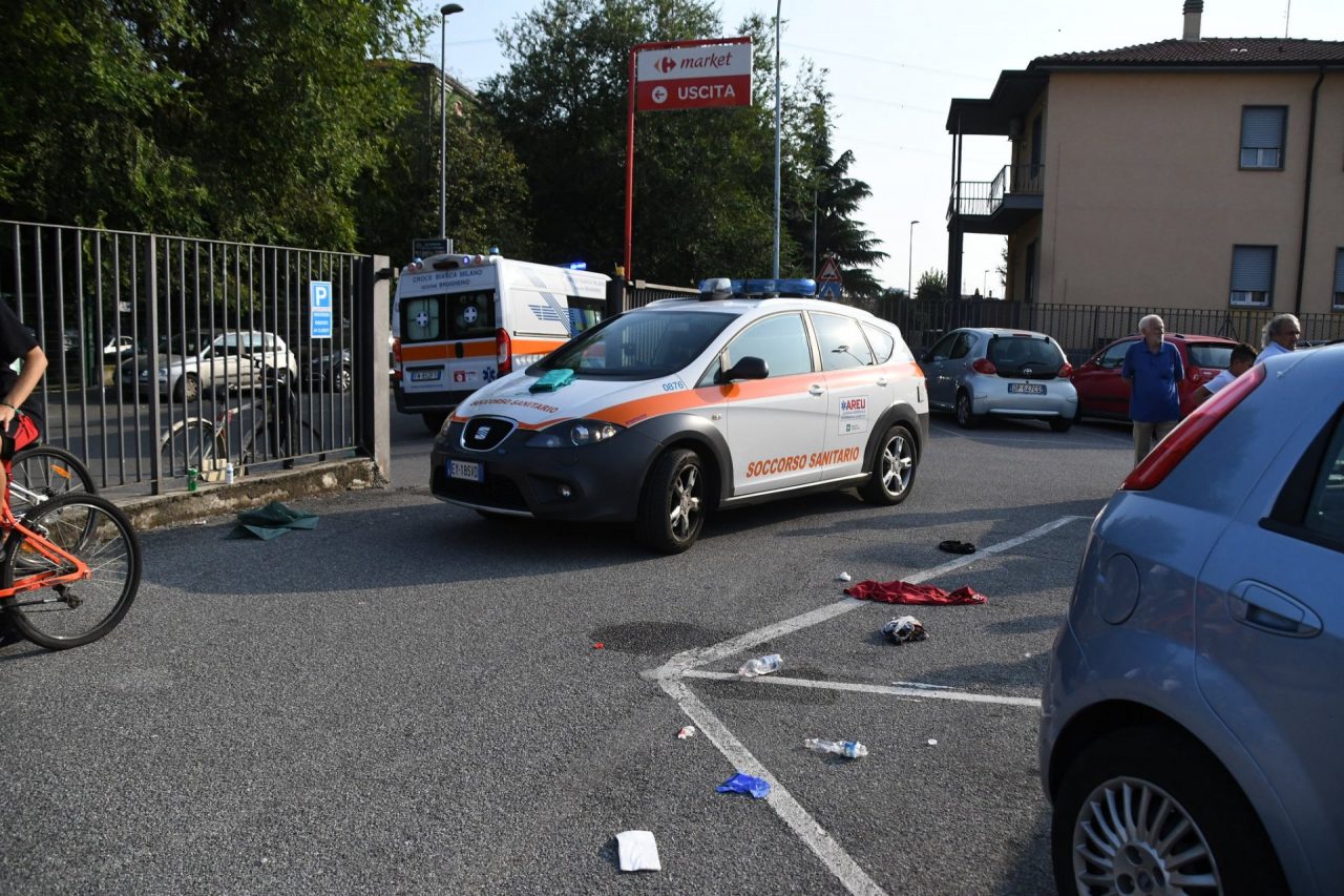 Accoltellato alla testa in mezzo ai bimbi al parco giochi: gravissimo FOTO E VIDEO