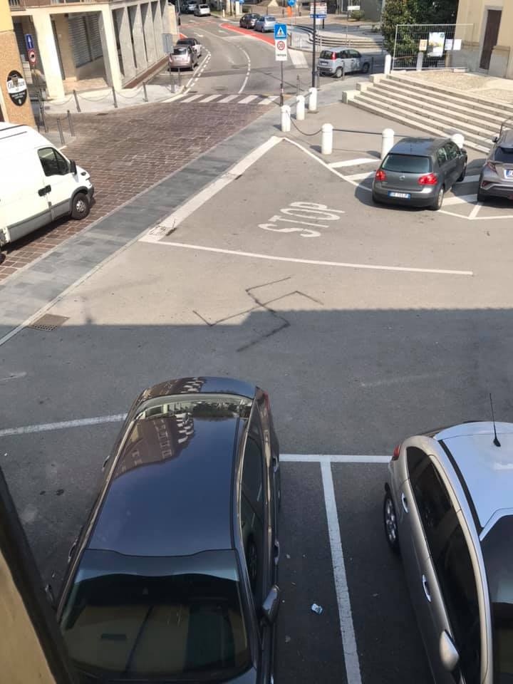 Svastiche in piazza della chiesa