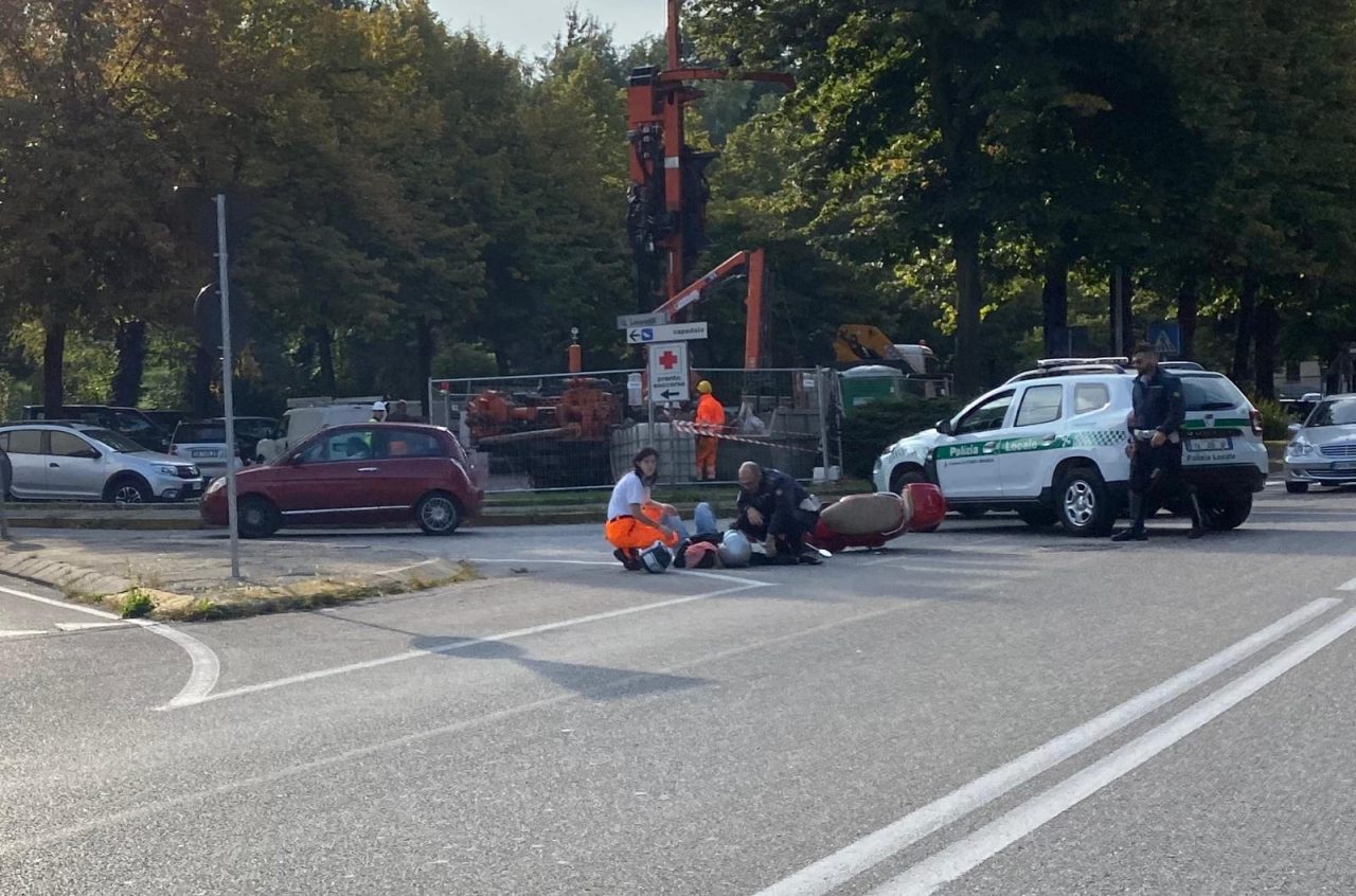 Carate Brianza, travolta in scooter: è grave