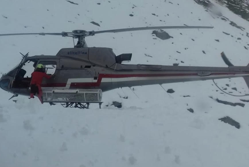 Neve al Rifugio Carate, escursionisti rientrano in elicottero